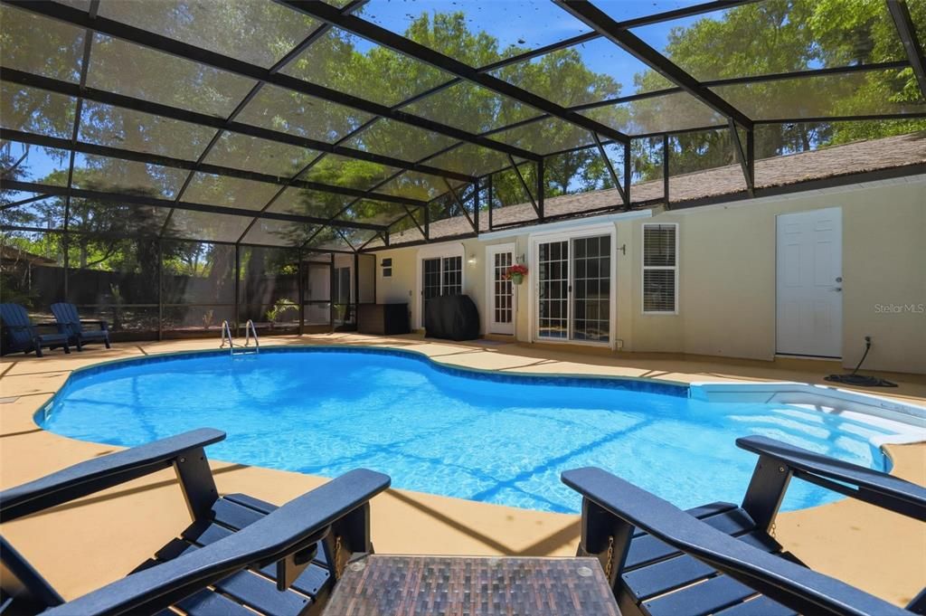 Activo con contrato: $425,000 (4 camas, 2 baños, 1840 Pies cuadrados)