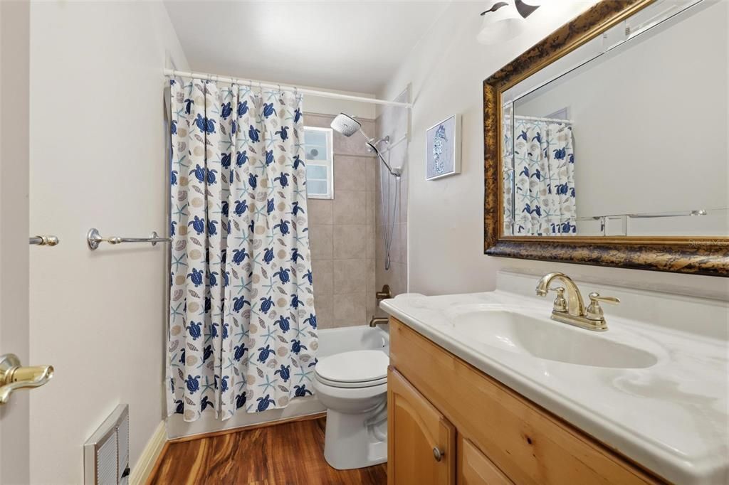 Activo con contrato: $425,000 (4 camas, 2 baños, 1840 Pies cuadrados)