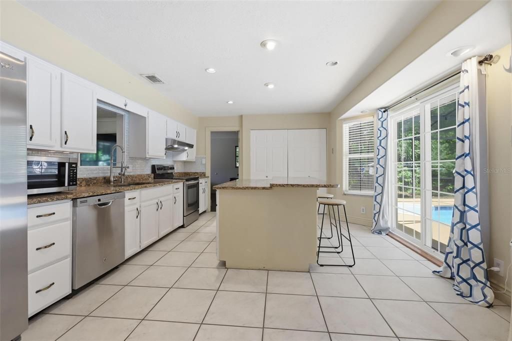 Activo con contrato: $425,000 (4 camas, 2 baños, 1840 Pies cuadrados)