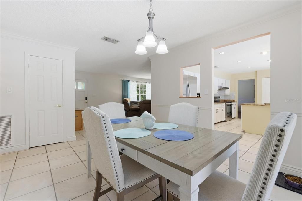 Activo con contrato: $425,000 (4 camas, 2 baños, 1840 Pies cuadrados)