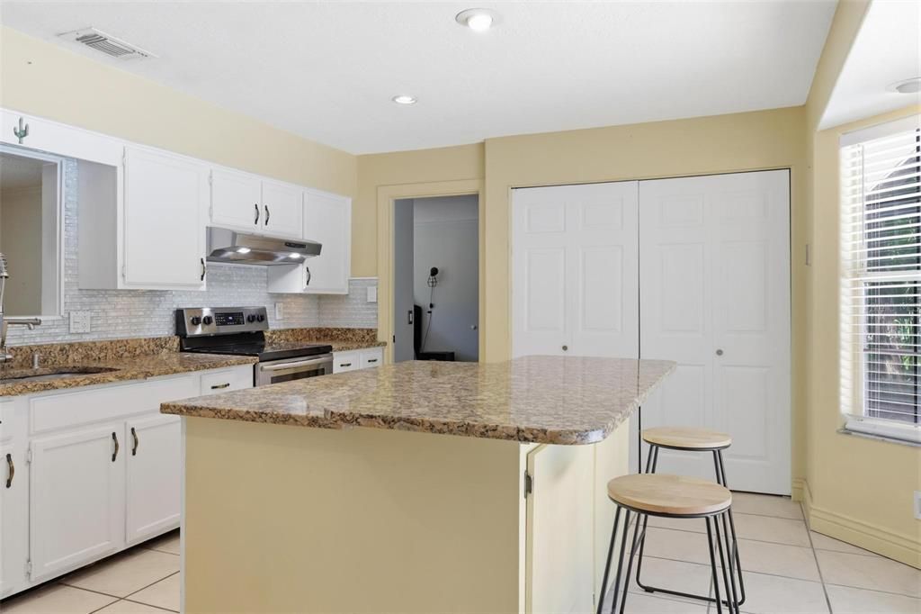 Activo con contrato: $425,000 (4 camas, 2 baños, 1840 Pies cuadrados)