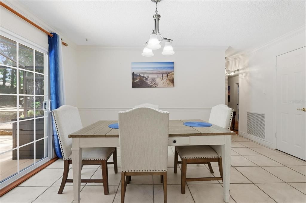 Activo con contrato: $425,000 (4 camas, 2 baños, 1840 Pies cuadrados)