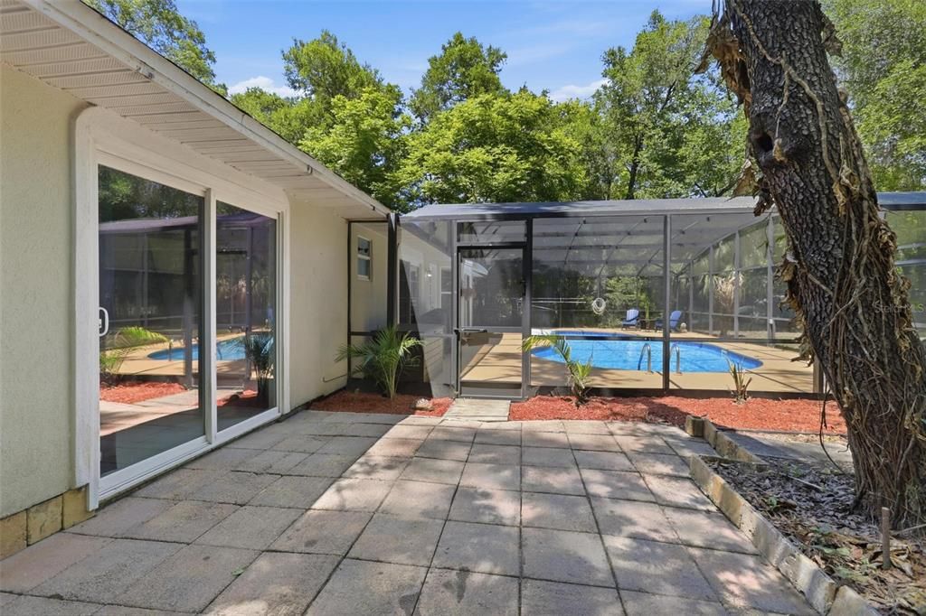 Activo con contrato: $425,000 (4 camas, 2 baños, 1840 Pies cuadrados)