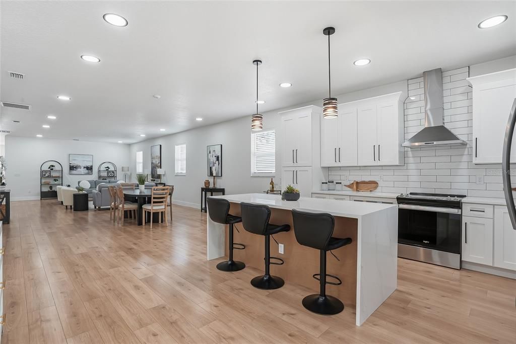 Activo con contrato: $575,000 (4 camas, 3 baños, 3104 Pies cuadrados)