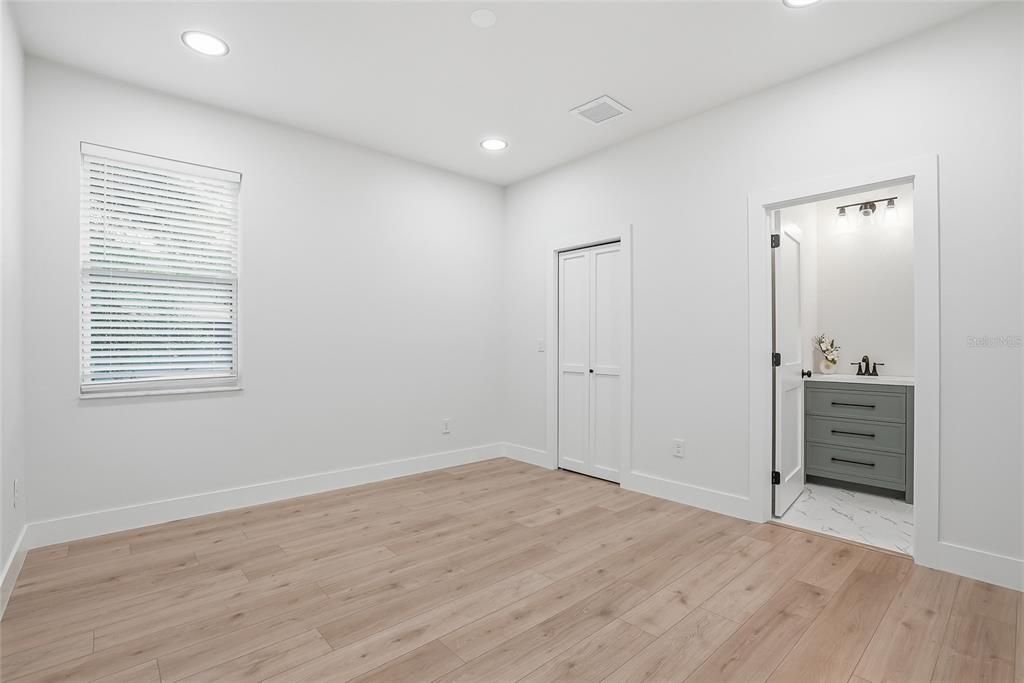 Activo con contrato: $575,000 (4 camas, 3 baños, 3104 Pies cuadrados)