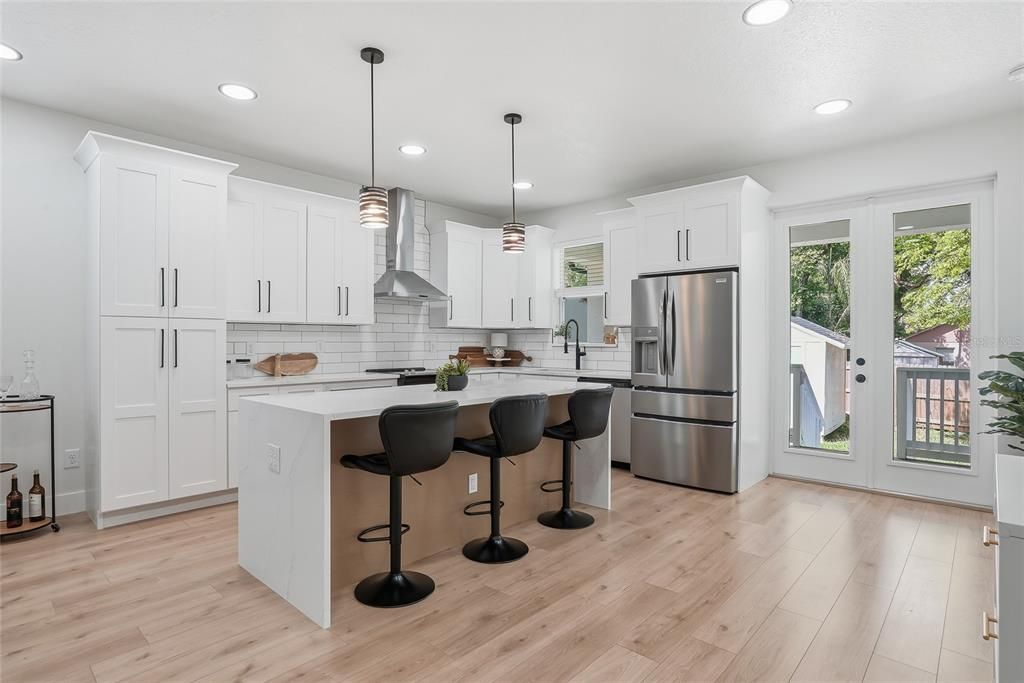 Activo con contrato: $575,000 (4 camas, 3 baños, 3104 Pies cuadrados)