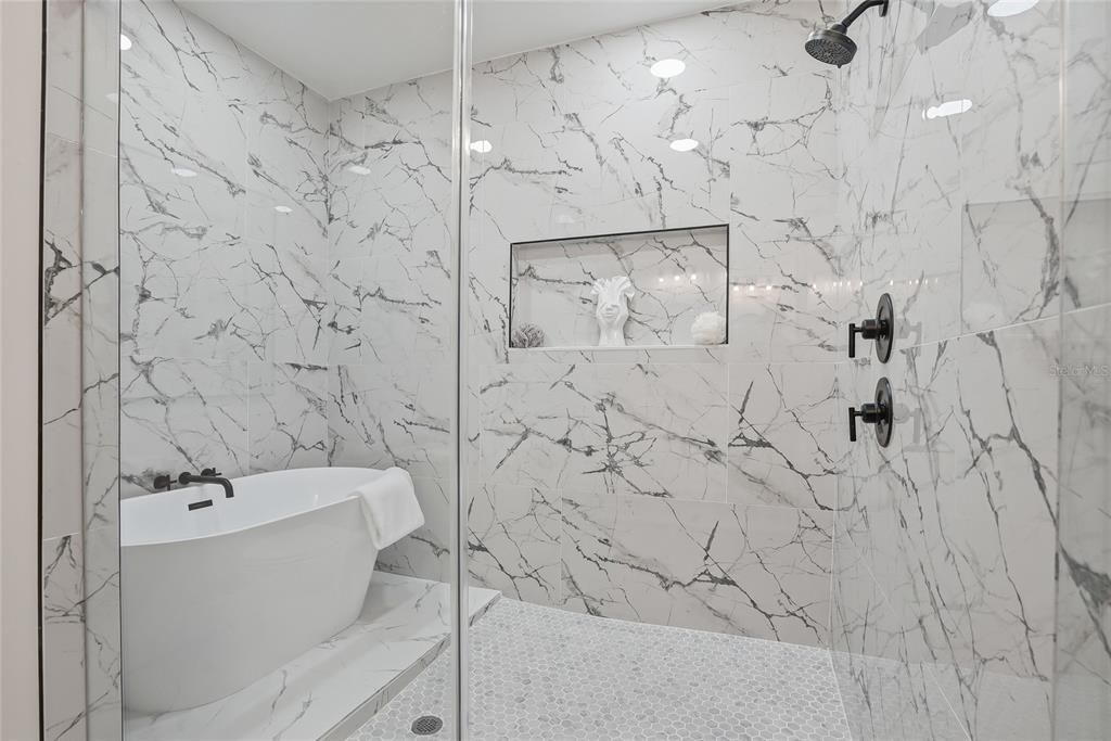 Activo con contrato: $575,000 (4 camas, 3 baños, 3104 Pies cuadrados)