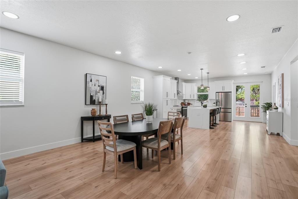 Activo con contrato: $575,000 (4 camas, 3 baños, 3104 Pies cuadrados)