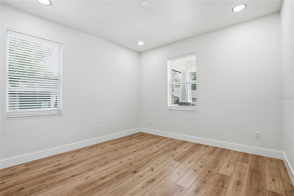Activo con contrato: $575,000 (4 camas, 3 baños, 3104 Pies cuadrados)