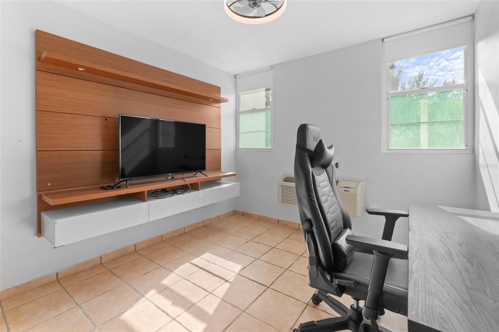 For Sale: $265,000 (3 beds, 2 baths, 1250 Square Feet)