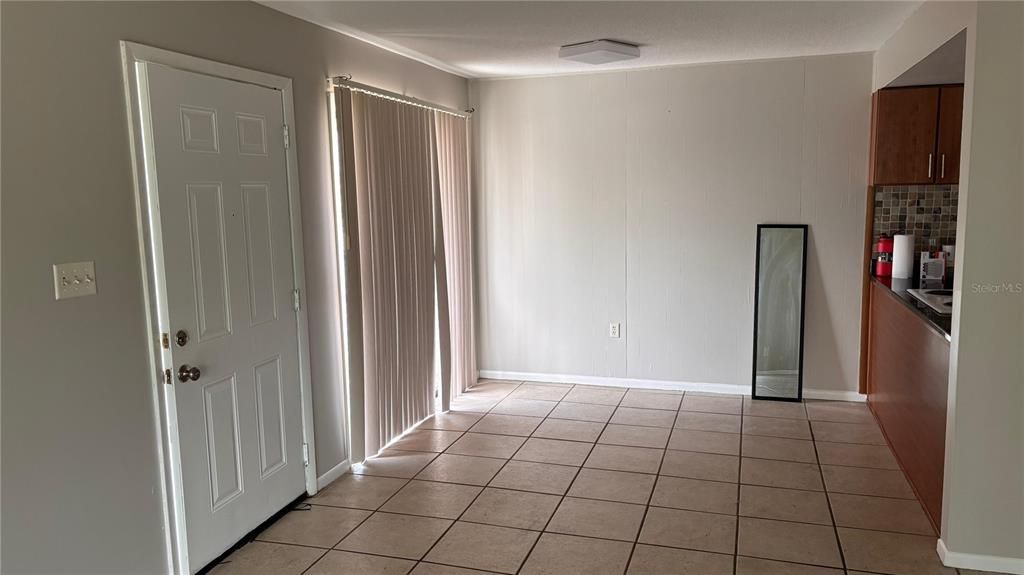 For Rent: $1,250 (1 beds, 1 baths, 695 Square Feet)