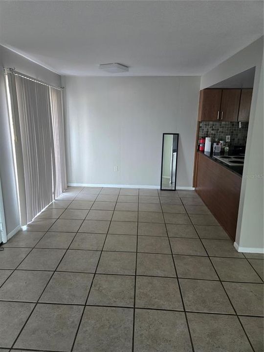 For Rent: $1,250 (1 beds, 1 baths, 695 Square Feet)