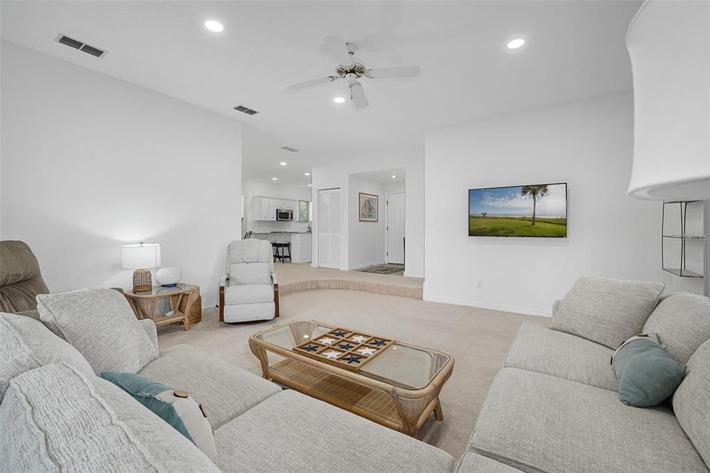 Active With Contract: $274,000 (2 beds, 2 baths, 1300 Square Feet)