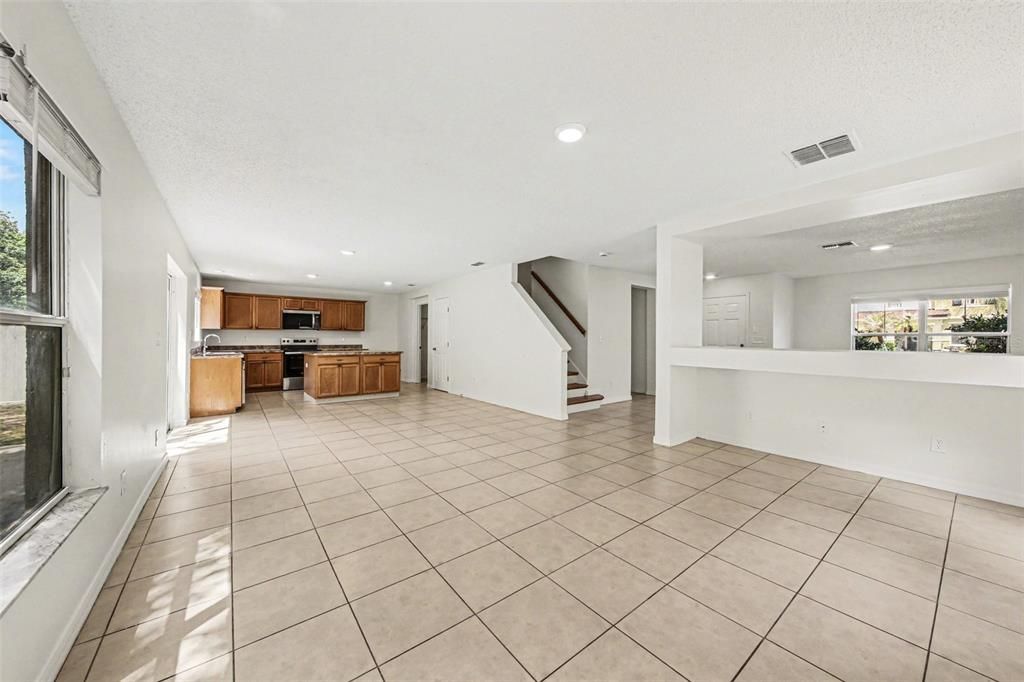 Activo con contrato: $374,900 (4 camas, 2 baños, 2432 Pies cuadrados)