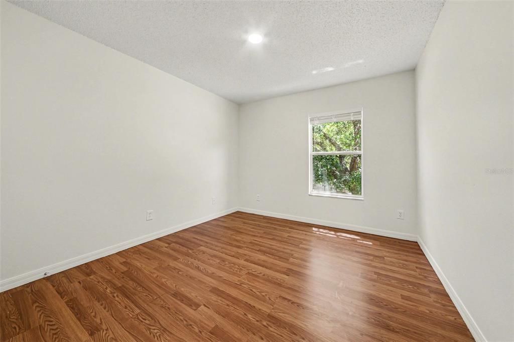 Activo con contrato: $374,900 (4 camas, 2 baños, 2432 Pies cuadrados)
