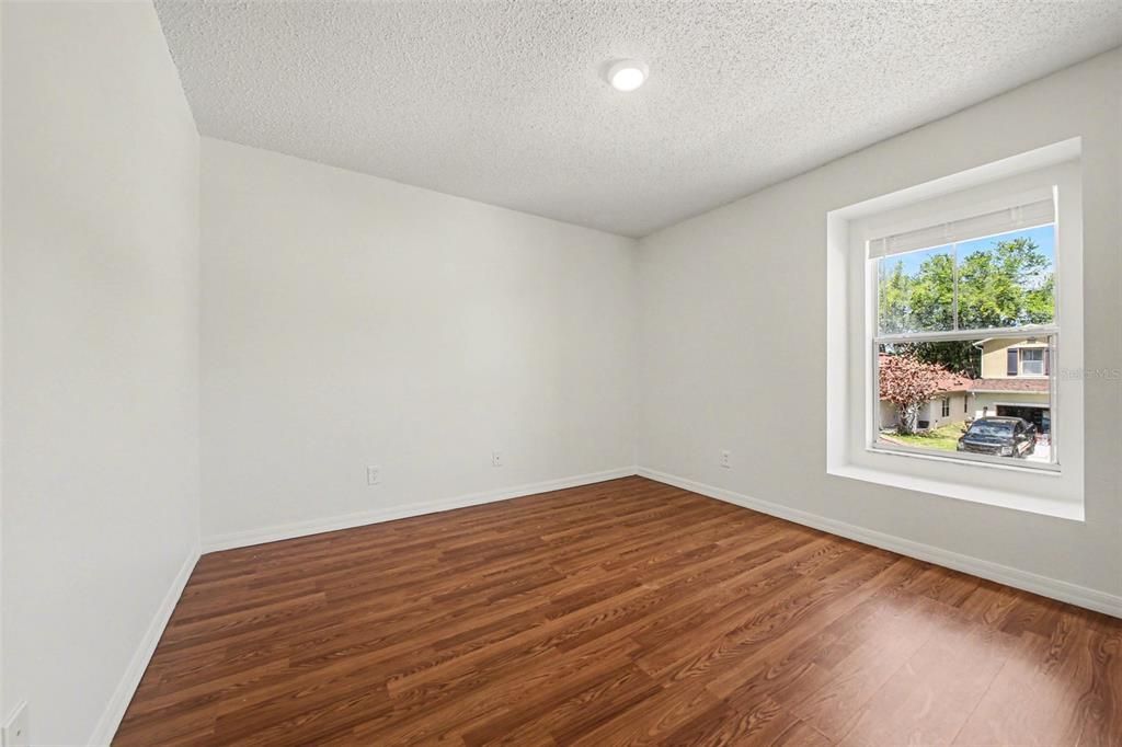 Activo con contrato: $374,900 (4 camas, 2 baños, 2432 Pies cuadrados)