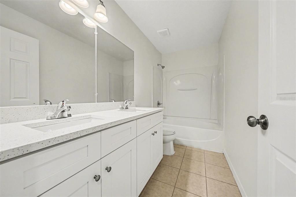 Activo con contrato: $374,900 (4 camas, 2 baños, 2432 Pies cuadrados)