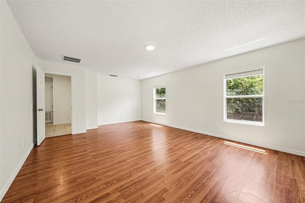 Activo con contrato: $374,900 (4 camas, 2 baños, 2432 Pies cuadrados)