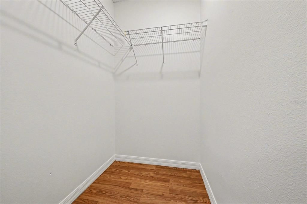 Activo con contrato: $374,900 (4 camas, 2 baños, 2432 Pies cuadrados)