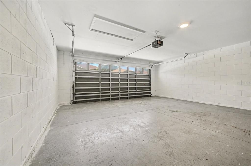 Activo con contrato: $374,900 (4 camas, 2 baños, 2432 Pies cuadrados)