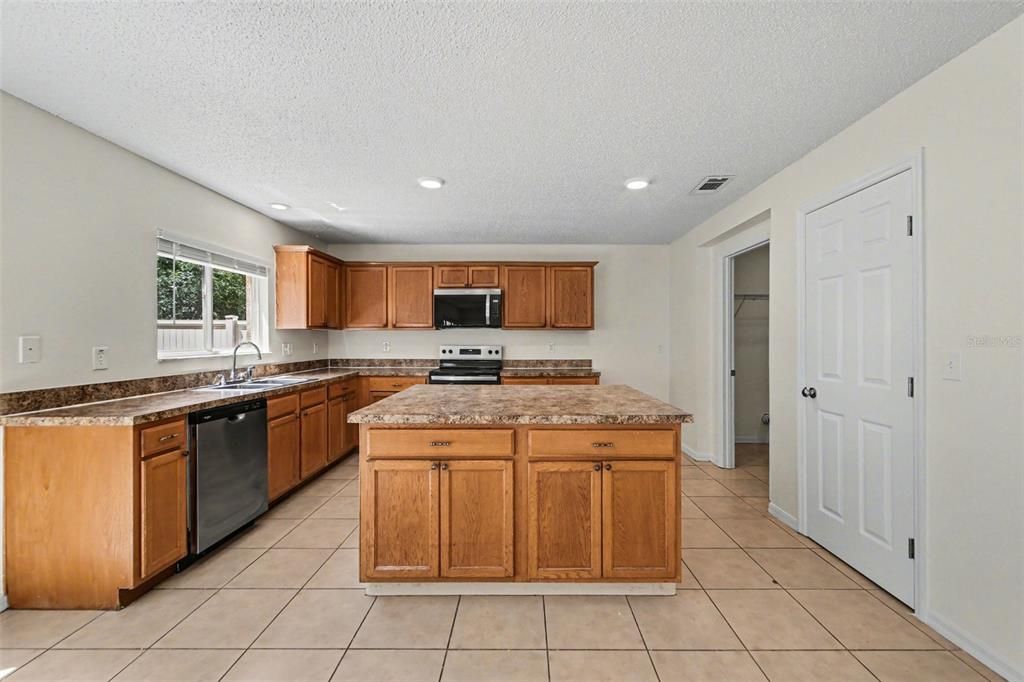 Activo con contrato: $374,900 (4 camas, 2 baños, 2432 Pies cuadrados)