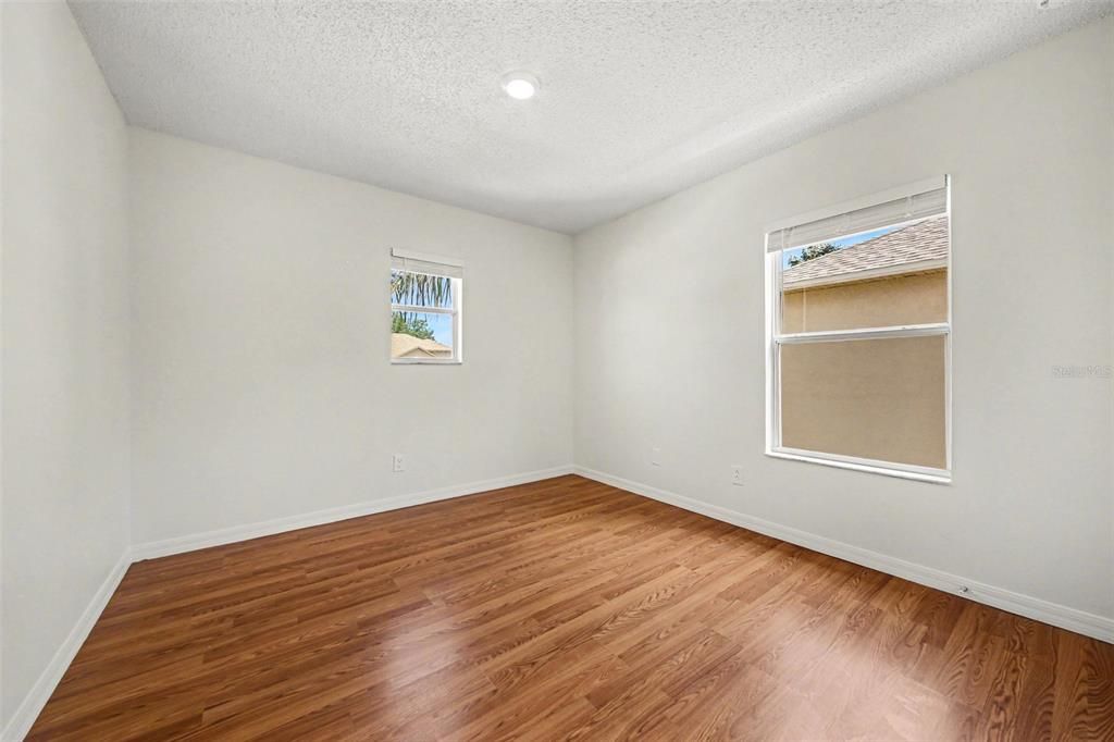 Activo con contrato: $374,900 (4 camas, 2 baños, 2432 Pies cuadrados)