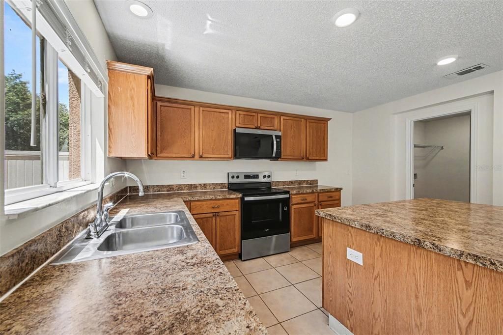 Activo con contrato: $374,900 (4 camas, 2 baños, 2432 Pies cuadrados)