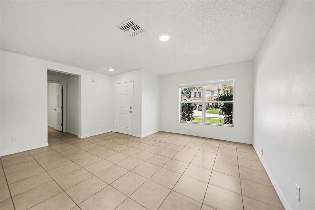 Activo con contrato: $374,900 (4 camas, 2 baños, 2432 Pies cuadrados)