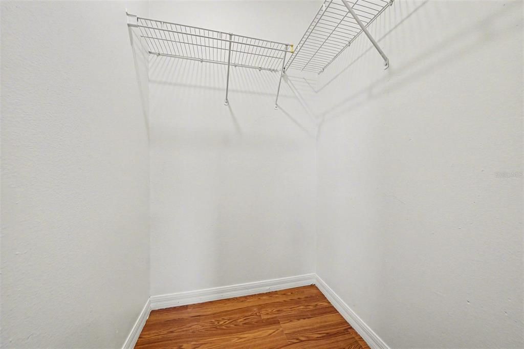 Activo con contrato: $374,900 (4 camas, 2 baños, 2432 Pies cuadrados)