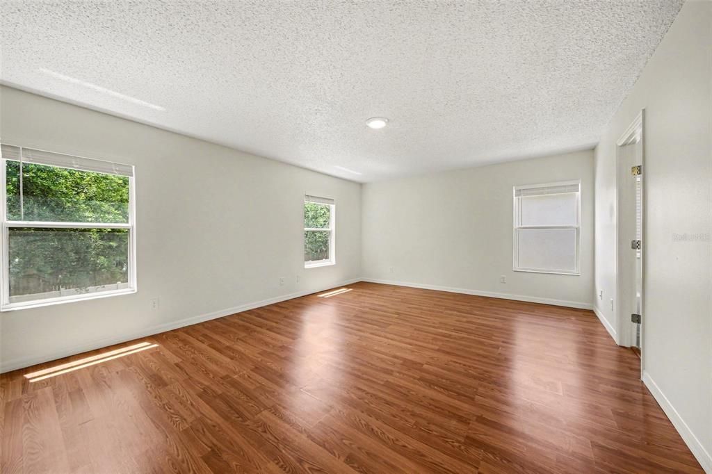 Activo con contrato: $374,900 (4 camas, 2 baños, 2432 Pies cuadrados)