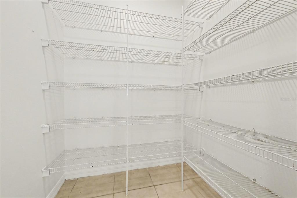 Activo con contrato: $374,900 (4 camas, 2 baños, 2432 Pies cuadrados)
