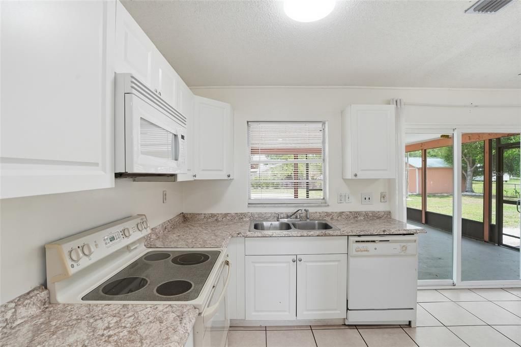 Activo con contrato: $270,000 (3 camas, 1 baños, 1121 Pies cuadrados)