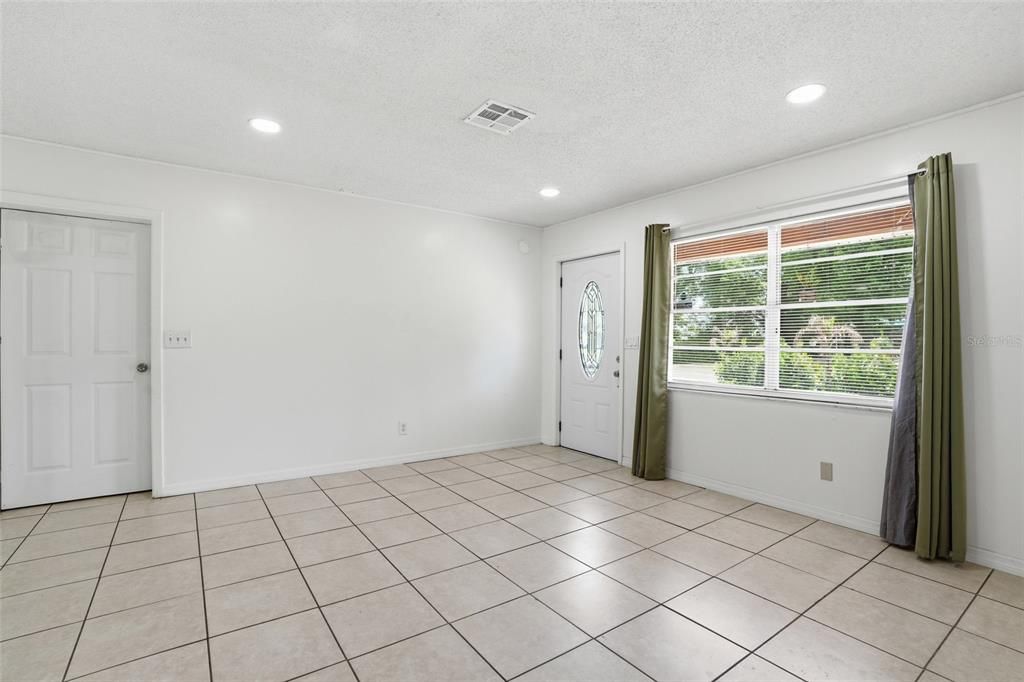 Activo con contrato: $270,000 (3 camas, 1 baños, 1121 Pies cuadrados)