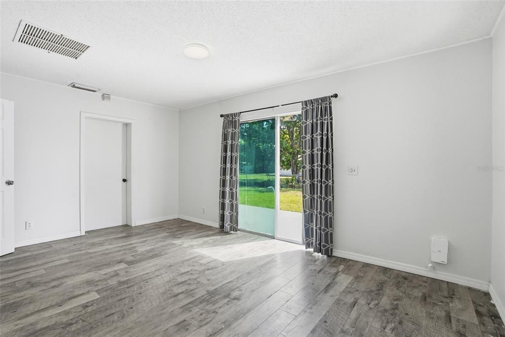Activo con contrato: $270,000 (3 camas, 1 baños, 1121 Pies cuadrados)