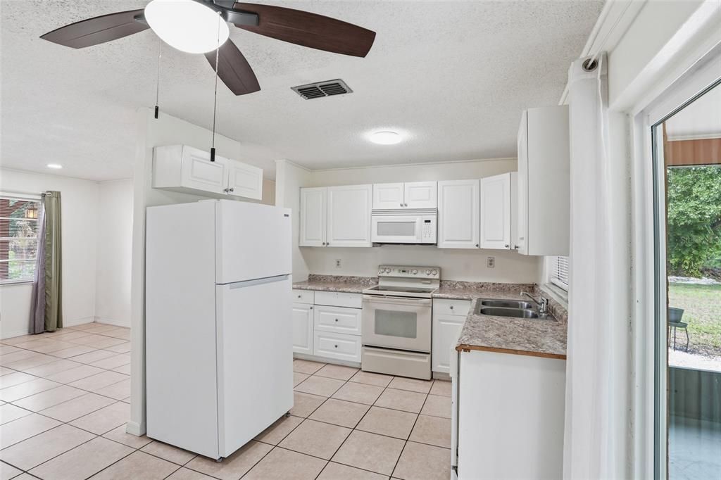 Activo con contrato: $270,000 (3 camas, 1 baños, 1121 Pies cuadrados)