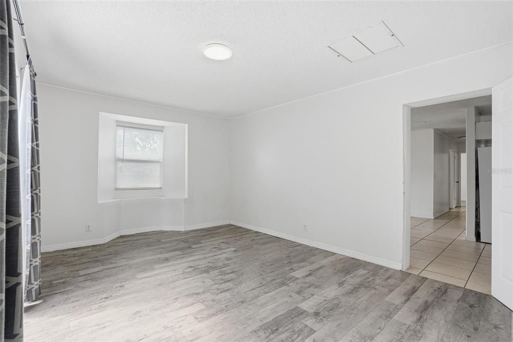Activo con contrato: $270,000 (3 camas, 1 baños, 1121 Pies cuadrados)