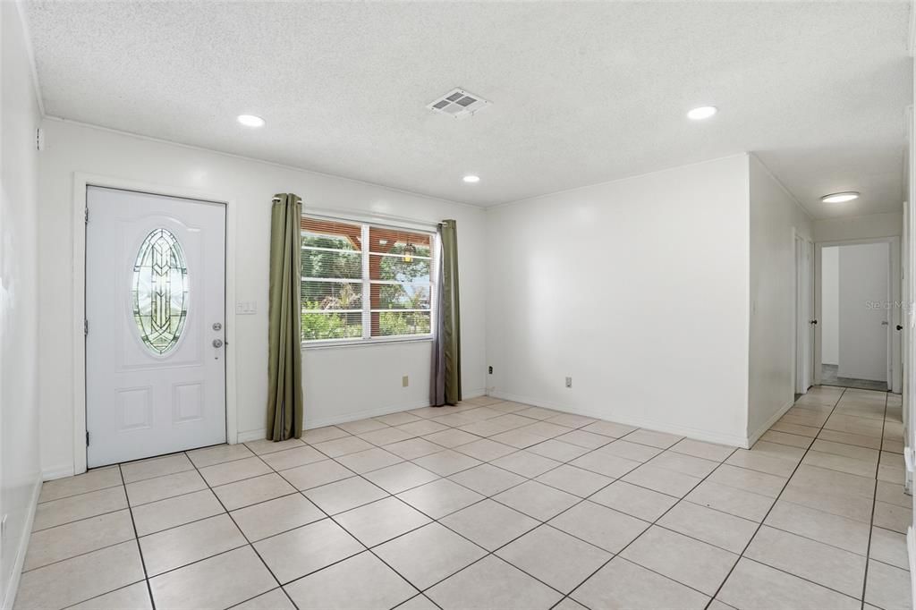 Activo con contrato: $270,000 (3 camas, 1 baños, 1121 Pies cuadrados)