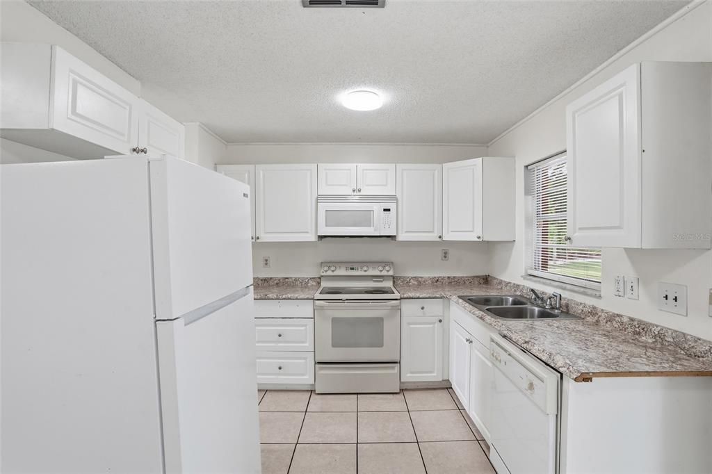 Activo con contrato: $270,000 (3 camas, 1 baños, 1121 Pies cuadrados)
