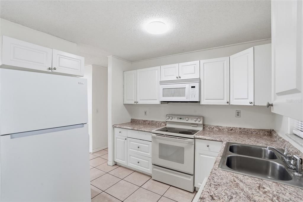 Activo con contrato: $270,000 (3 camas, 1 baños, 1121 Pies cuadrados)