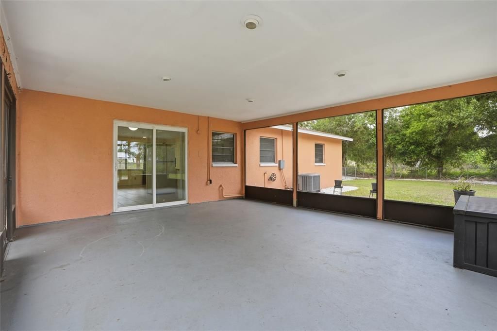 Activo con contrato: $270,000 (3 camas, 1 baños, 1121 Pies cuadrados)