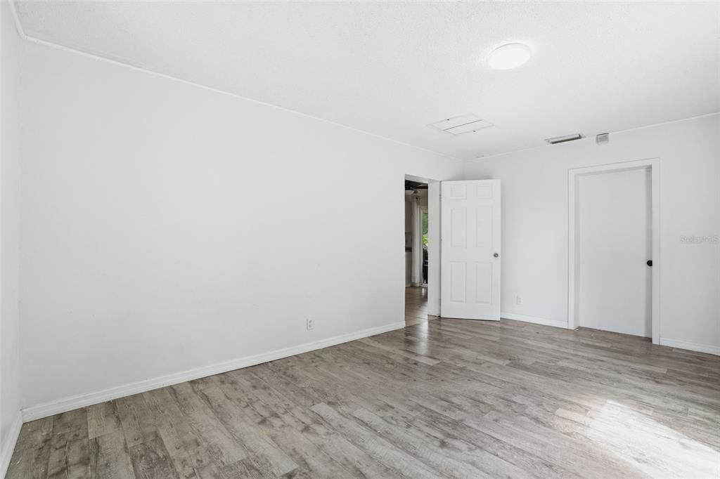 Activo con contrato: $270,000 (3 camas, 1 baños, 1121 Pies cuadrados)