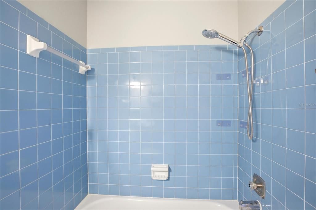 Activo con contrato: $349,900 (4 camas, 2 baños, 1439 Pies cuadrados)