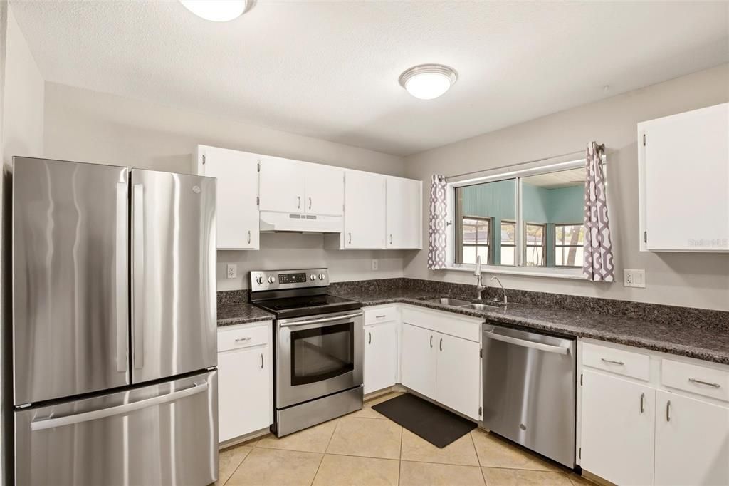 Activo con contrato: $349,900 (4 camas, 2 baños, 1439 Pies cuadrados)