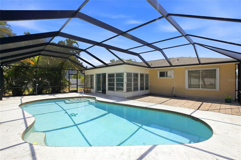 Activo con contrato: $349,900 (4 camas, 2 baños, 1439 Pies cuadrados)