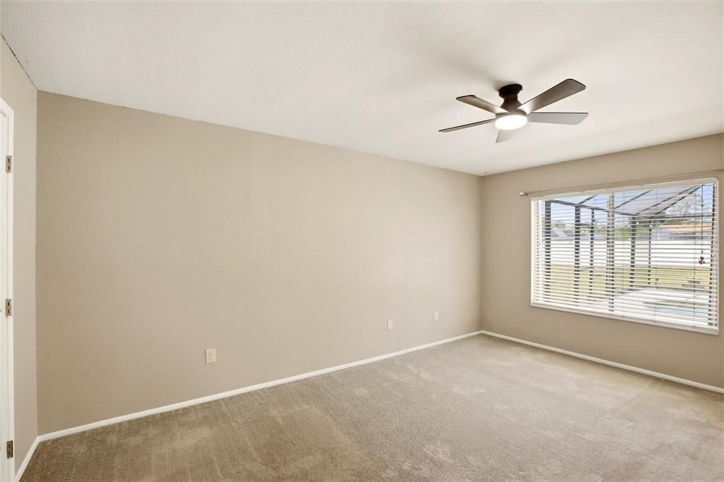 Activo con contrato: $349,900 (4 camas, 2 baños, 1439 Pies cuadrados)