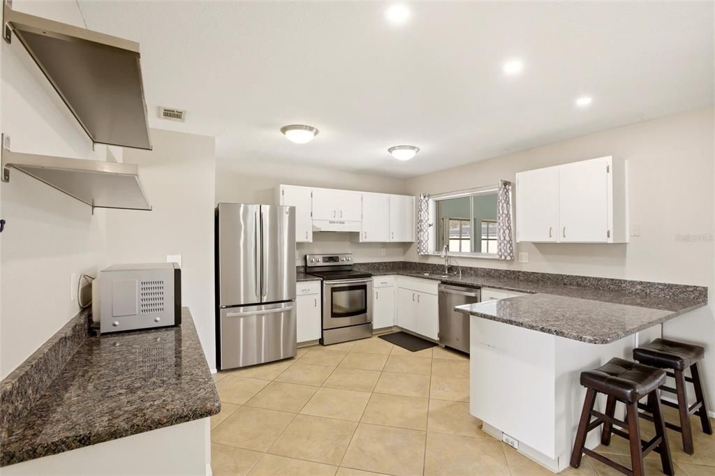 Activo con contrato: $349,900 (4 camas, 2 baños, 1439 Pies cuadrados)