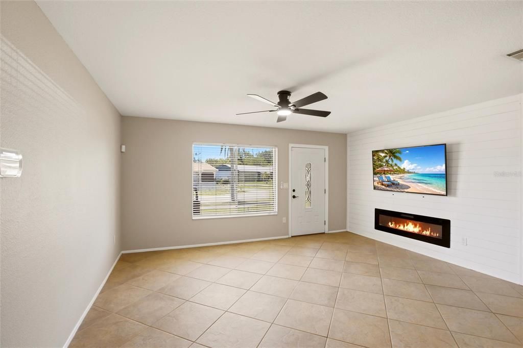 Activo con contrato: $349,900 (4 camas, 2 baños, 1439 Pies cuadrados)