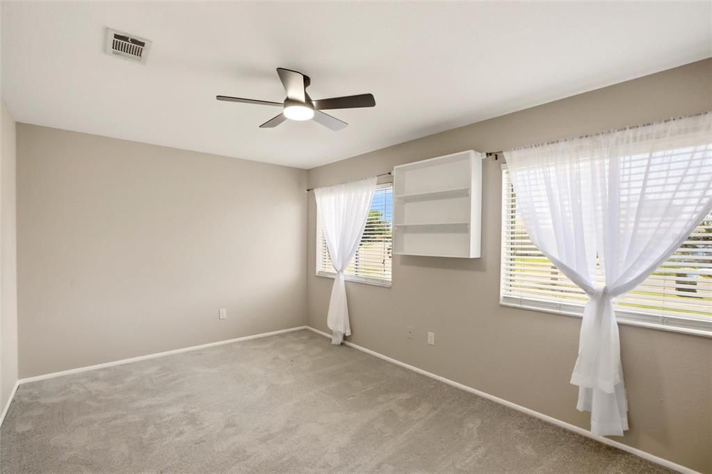 Activo con contrato: $349,900 (4 camas, 2 baños, 1439 Pies cuadrados)