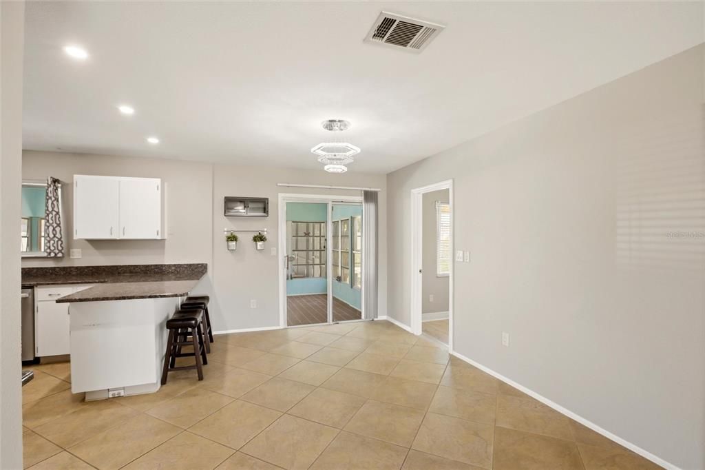 Activo con contrato: $349,900 (4 camas, 2 baños, 1439 Pies cuadrados)