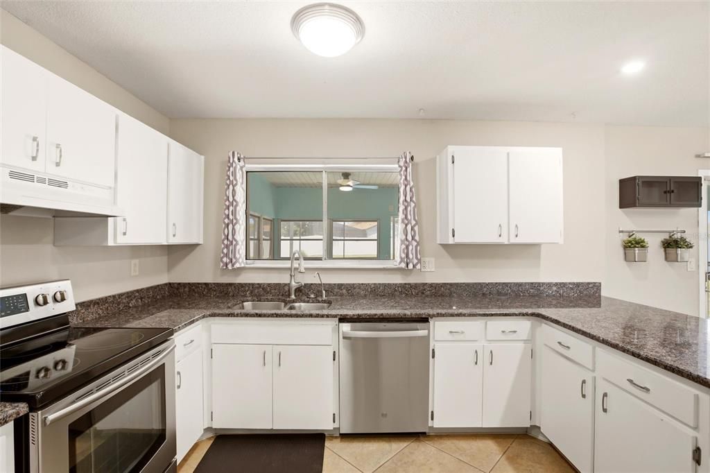 Activo con contrato: $349,900 (4 camas, 2 baños, 1439 Pies cuadrados)